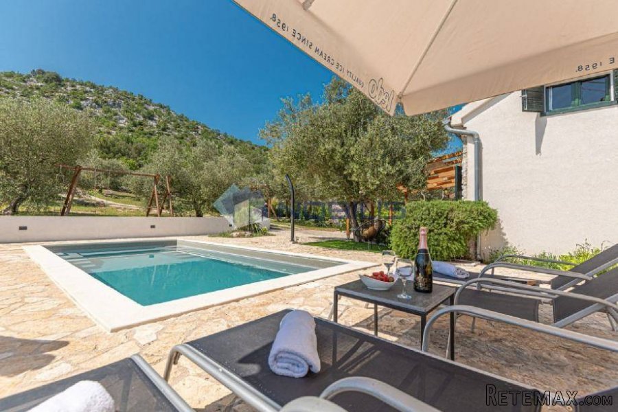 Vodice, kuća u masliniku, 3300 m2 okućnice - 3