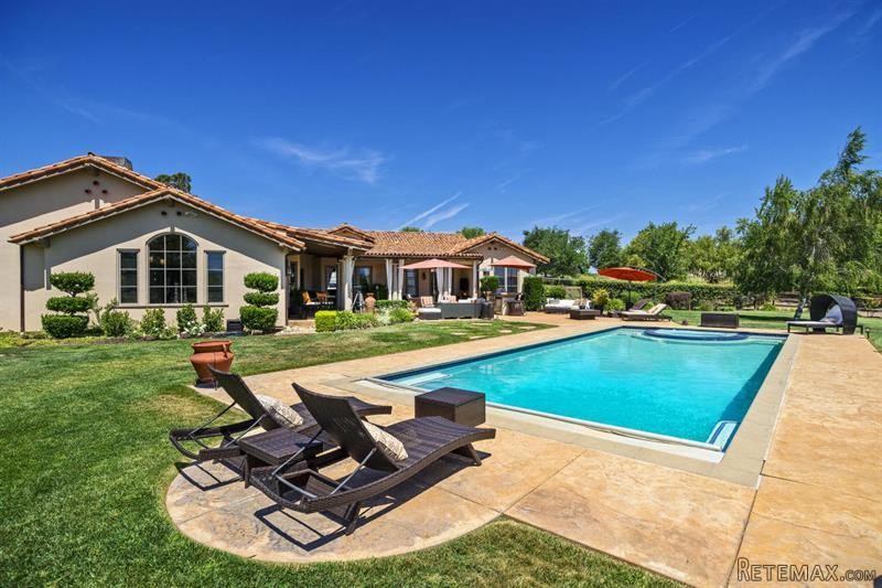 4 bedroom House For Sale: 2040 Dermanak..