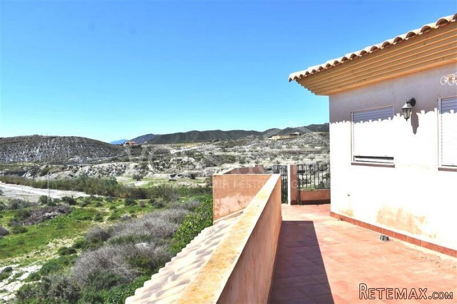 NEW LISTING - A 2 bed, 2 bath two storey Villa of 177m2.. - 19
