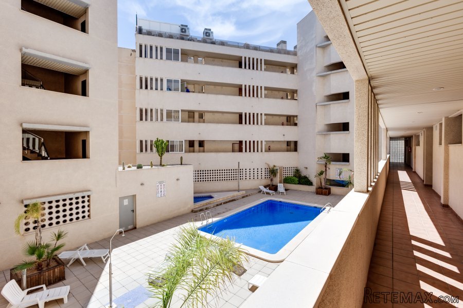 Apartamento reformado, ubicado a sólo 200 metros de la..