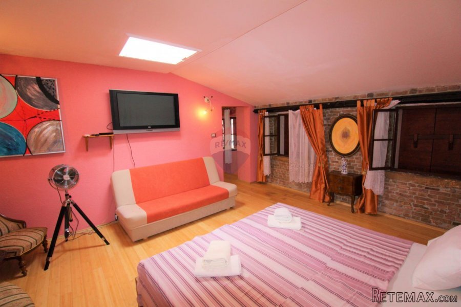 Rovinj,kuća u starom gradu,super lokacija,4 apartmana-225m2 - 2