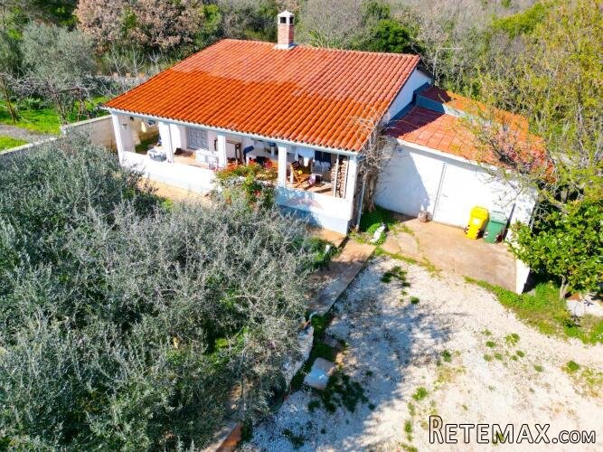 Rovinj,5km-prekrasna kućica u cvijeću na 1230m2 okućnice