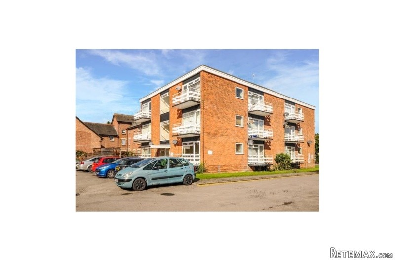 Flat/Apartment Studio Purpose Built To..