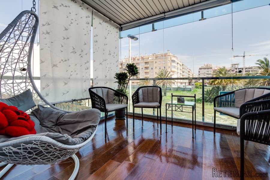 Apartamento en primera línea de mar en Torrevieja. El piso..