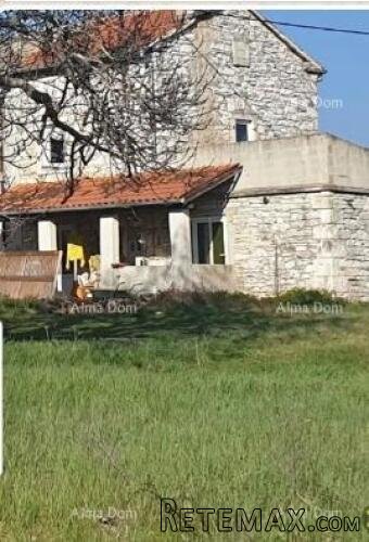 Prodaje se stara kamena kuca s zemljistem u mjestu Baraban..