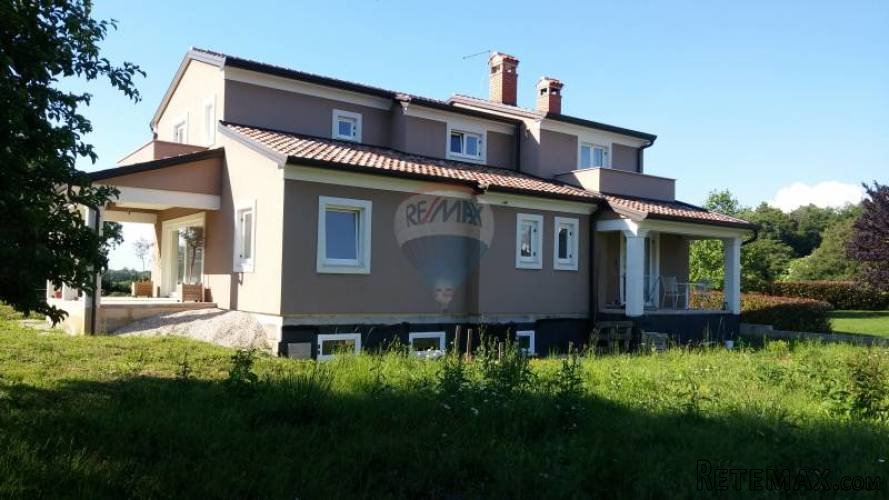 Pazin, kuća za odmor s velikom okućnicom