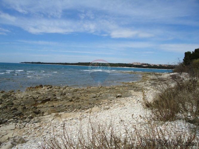 PEROJ, VIKEND ZEMLJIŠTE 100M OD PLAŽE