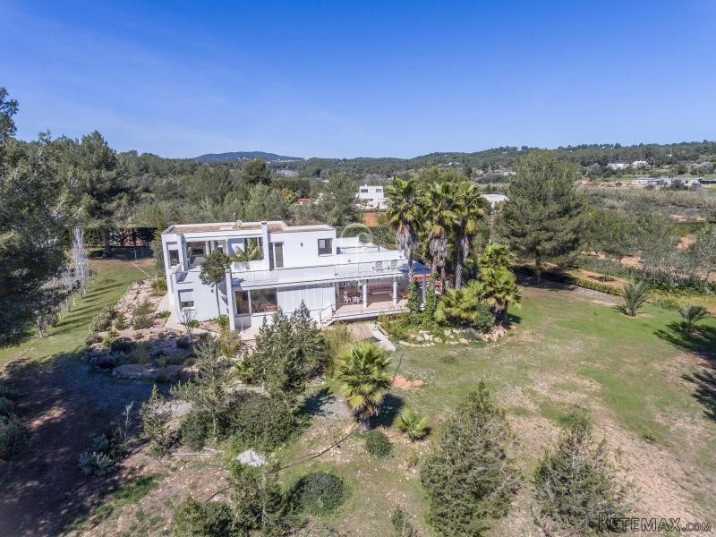 Large property with land near Santa.. - 2