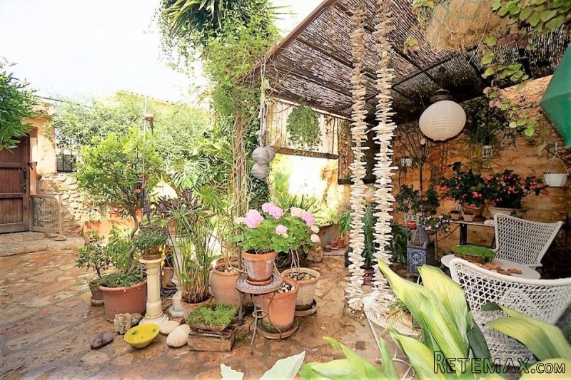 Beautiful village house in the center..