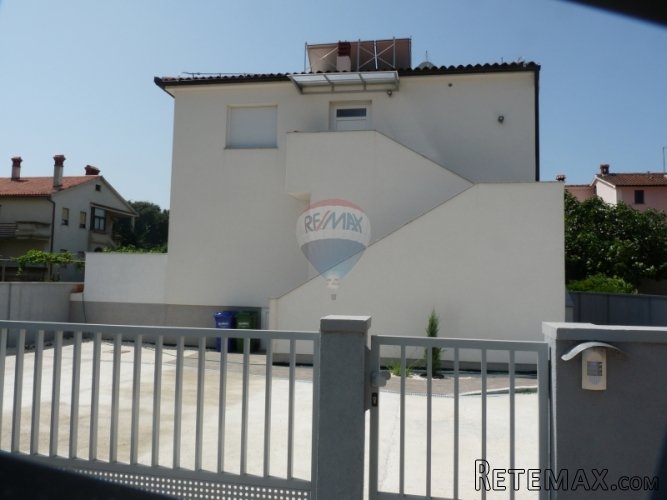 POMER, lijepa moderna kuća od 260 m2 sa tri odvojena stana
