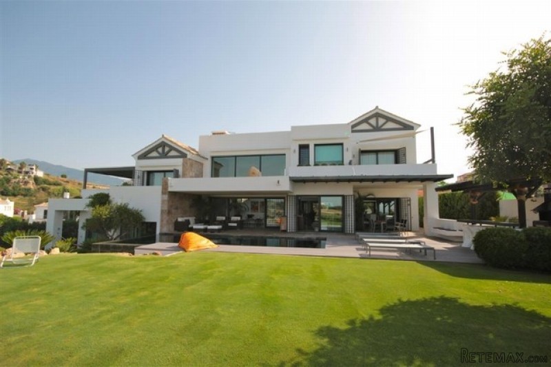 5 Bedrooms - Villa - Malaga - For Sale