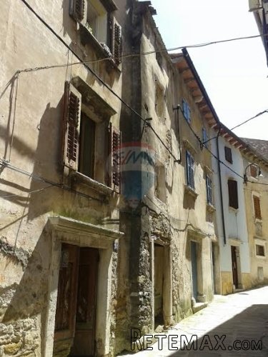 Buje, kamena kuća za adaptaciju u starogradskoj jezgri