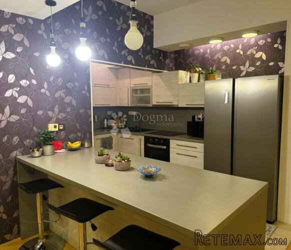 Cijeli kat, privatni ulaz, parking i 145 m² udobnosti!