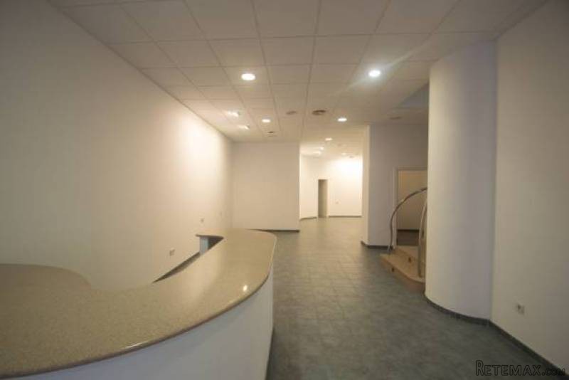 4 Bedroom 3 Bathroom Commercial In..