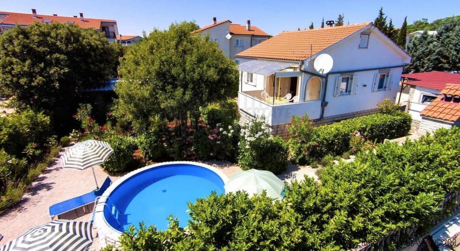 Kuća sa uređenom okućnicom i bazen otok Krk!Prodaja kuća Krk.. - 8