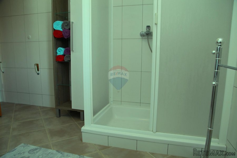 Istra, Pula-kuća s 3 stana i bazenom - 9