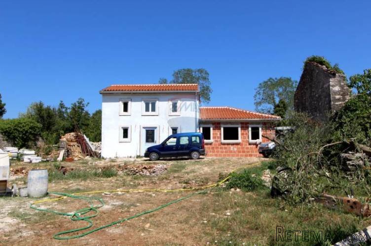 Stara kamena kuća u fazi renoviranja