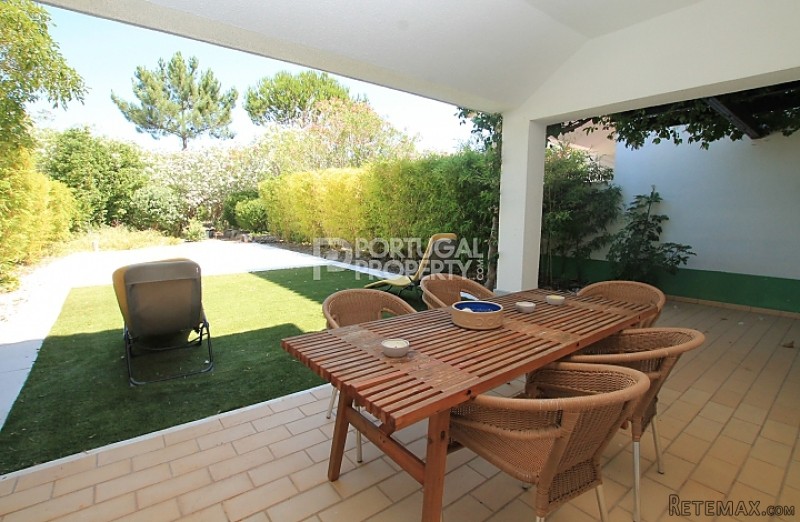 Spacious garden apartment Encosta do..