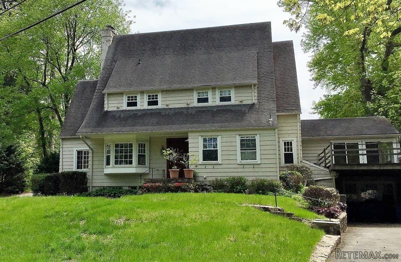 4 bedroom House For Sale: 1 Circle Hill..