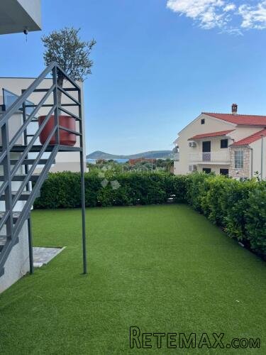 Vodice - u potpunosti namješten stan s velikim vrtom - 2