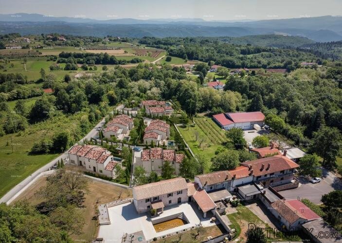 Prodaja prizemnice s bazenom u novom stambenom naselju..