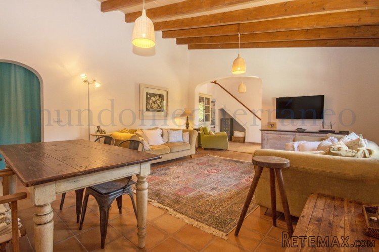 Excellent small country villa with pool situated in between.. - 5