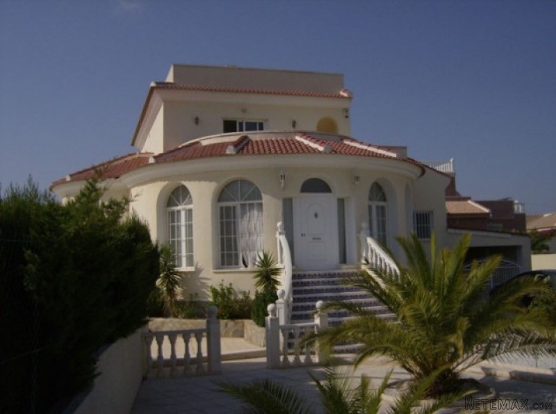 4 Bedrooms - Villa - Alicante - For Sale