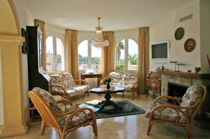 5 Bedrooms - Villa - For Sale - 2