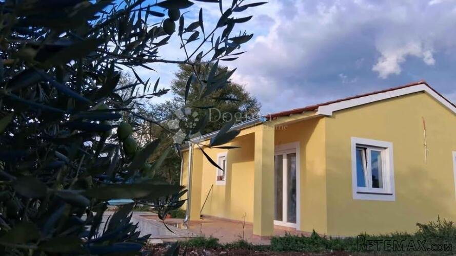Šarmantna prizemnica s bazenom u mirnom okruženju – okolica