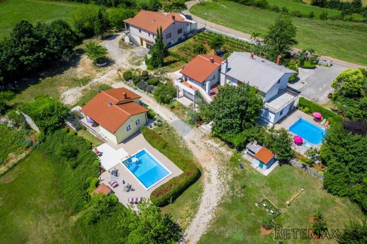 Istra, Žminj - imanje sa tri kuće i okućnicom od 8000m2 - 2