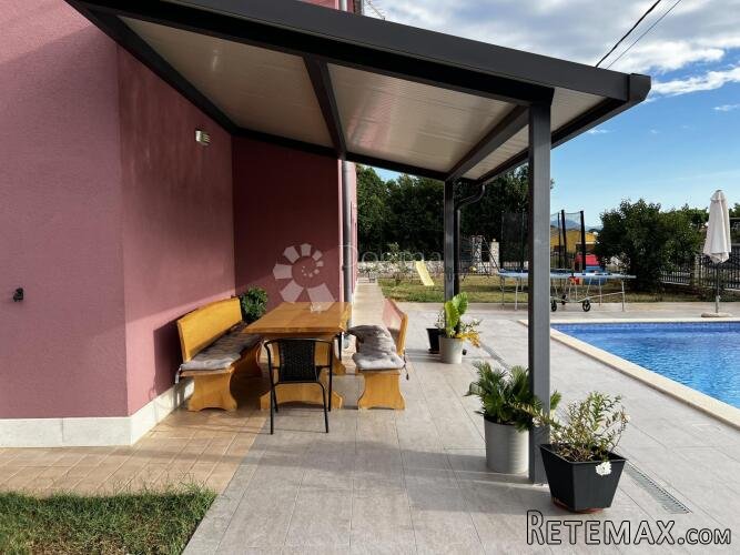 KUĆA SA DVA STANA I POMOĆNIM OBJEKTOM - LABIN - 2