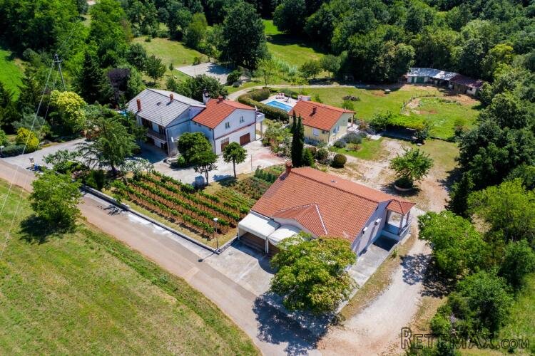 Istra, Žminj - imanje sa tri kuće i okućnicom od 8000m2 - 3
