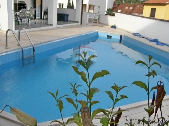 Kuća sa šest apartmana i bazenom
