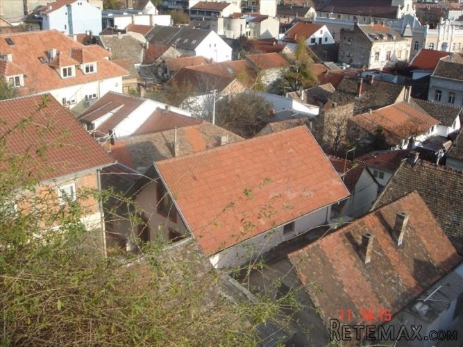 Centar Zemuna kuca sa dva stana-retko u ponudi