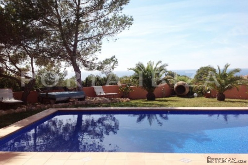 Gorgeous property with a phenomenal sea..