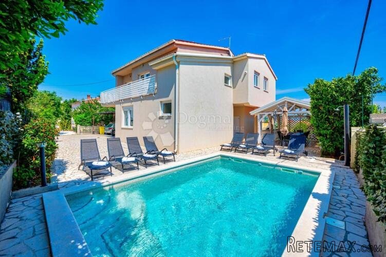 Villa s bazenom - 900 m od plaže
