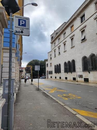 Prodaje se stan u centru . Smješten u glavnoj ulici grada..
