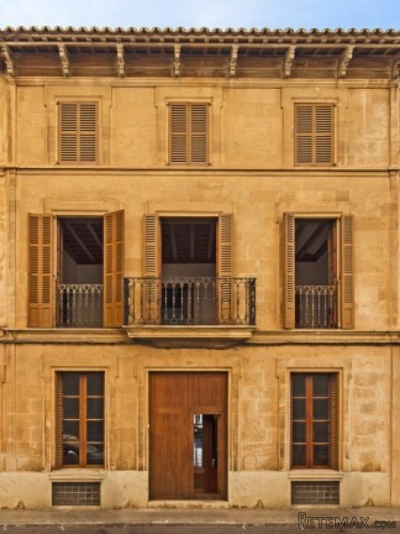Stylish Townhouse In The Center Of..
