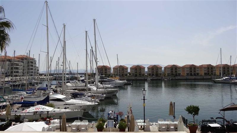 3 bed apartment in Queensway Quay