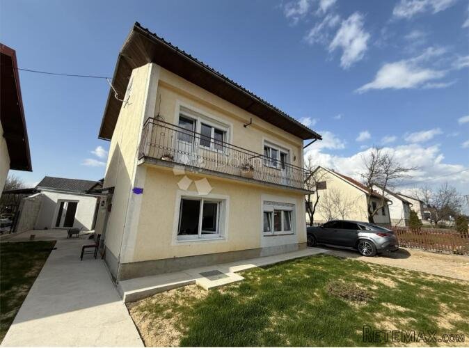 KUĆA S 2 STANA 2 POMOĆNA OBJEKTA I 3000 M2 VRTA - 2