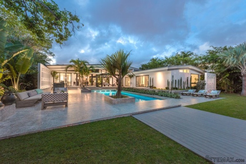 5 bedroom House For Sale: 2979 Flamingo..