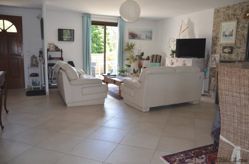 3 Bedroom Detached House For Sale - 2