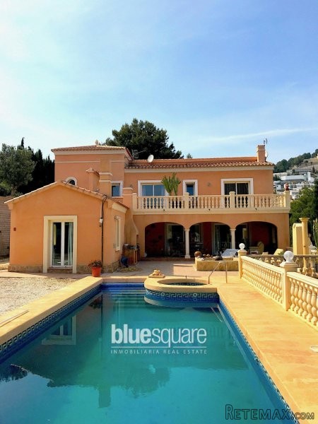 Large Villa near the sea and Town..