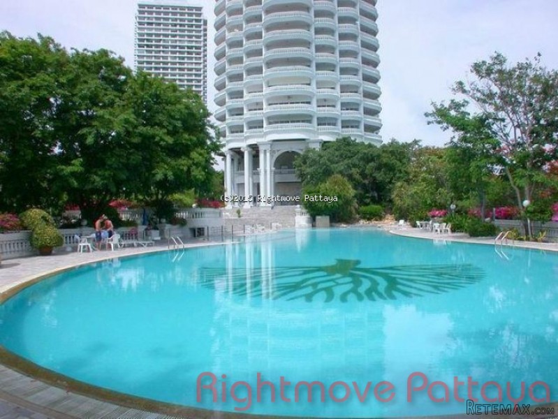 3 Bedroom Condo for sale in Wongamat -..