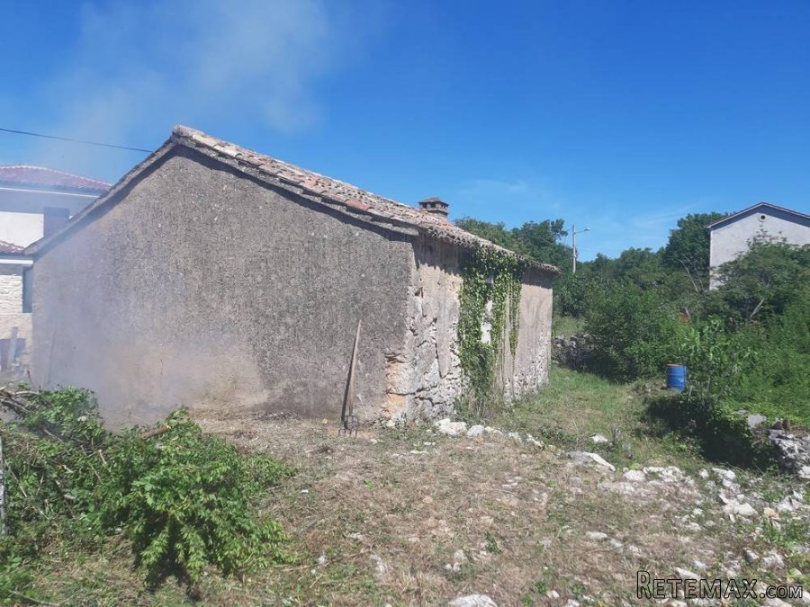 Kuća s potencijalom za kompletnu renovaciju - 2