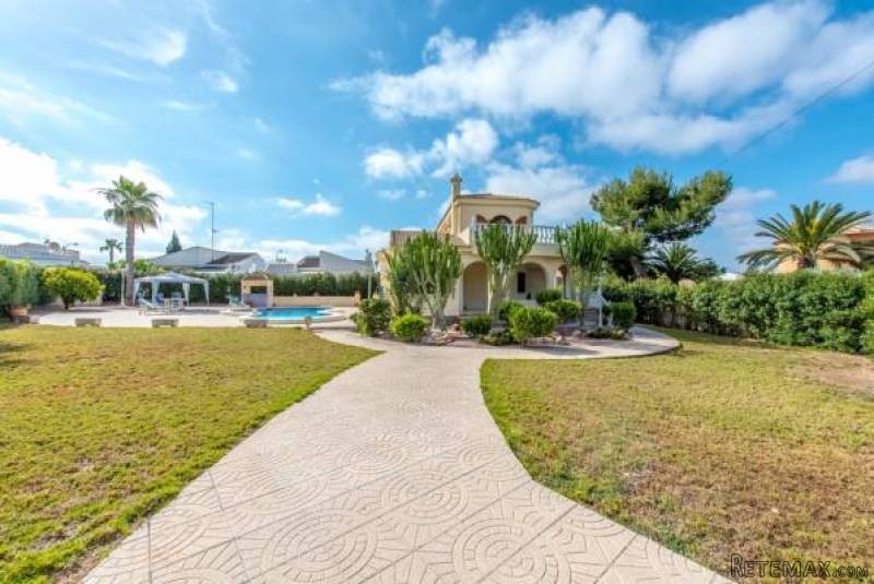 5 Bedroom 2 Bathroom Villa In..