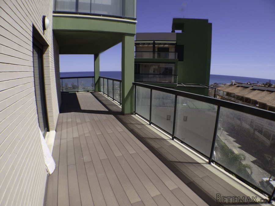 Flat with direct sea views, the living room has three.. - 4