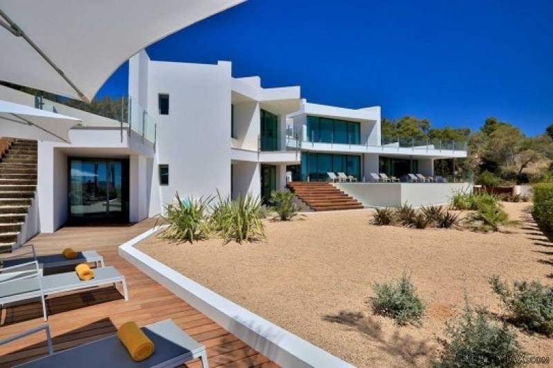 Contemporary styled villa within.. - 2