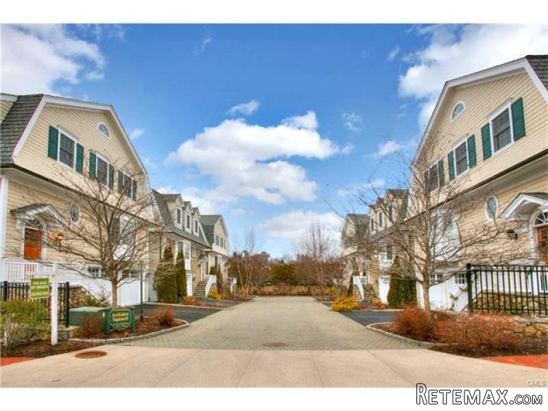 3 bedroom Apartment For Sale: 2 MAPLE..