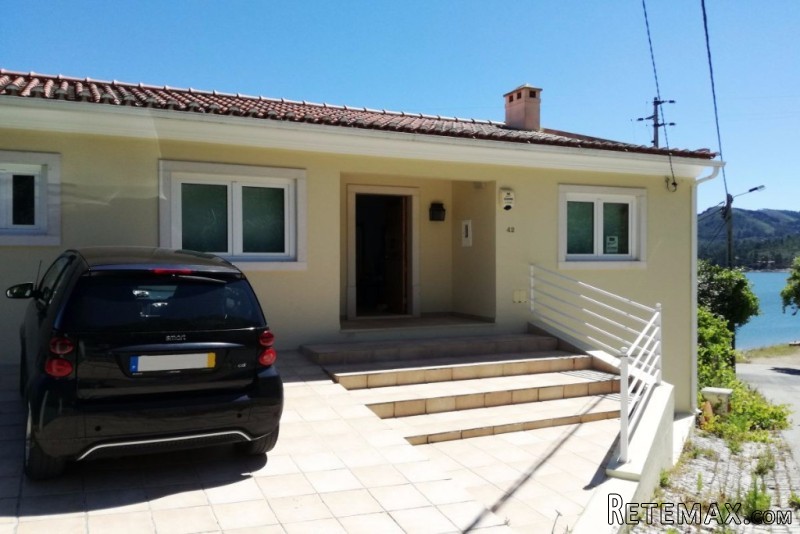4 Bedroom Property Near Ferreira do..